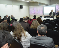 servidores das universidades assistem apresentação do Compliance