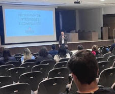 servidores das universidades assistem apresentação do Compliance