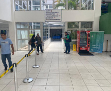 equipes entrevistando cidadãos em local de atendimento presencial