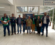 equipes entrevistando cidadãos em local de atendimento presencial