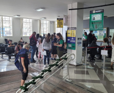 equipes entrevistando cidadãos em local de atendimento presencial