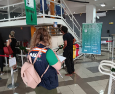 equipes entrevistando cidadãos em local de atendimento presencial