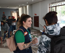 equipes entrevistando cidadãos em local de atendimento presencial