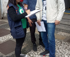 equipes entrevistando cidadãos em local de atendimento presencial