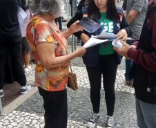 equipes entrevistando cidadãos em local de atendimento presencial