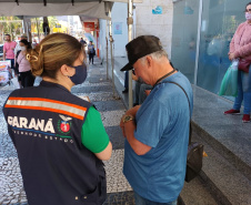 equipes entrevistando cidadãos em local de atendimento presencial