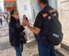 equipes entrevistando cidadãos em local de atendimento presencial