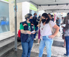 equipes entrevistando cidadãos em local de atendimento presencial