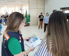 equipes entrevistando cidadãos em local de atendimento presencial