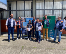 equipes entrevistando cidadãos em local de atendimento presencial