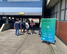 equipes entrevistando cidadãos em local de atendimento presencial