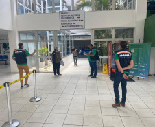 equipes entrevistando cidadãos em local de atendimento presencial