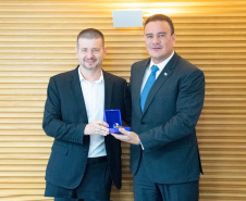 Raul Siqueira recebe medalha de honra ao mérito