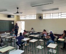 Equipe CGE conversa com alunos de escolas estaduais.