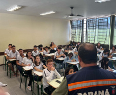 Equipe CGE conversa com alunos de escolas estaduais.