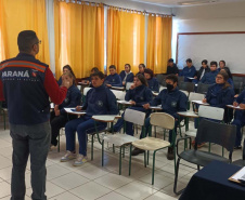 Equipe CGE conversa com alunos de escolas estaduais.