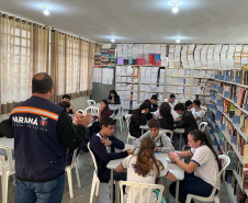 Equipe CGE conversa com alunos de escolas estaduais.