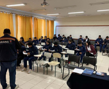 Equipe CGE conversa com alunos de escolas estaduais.