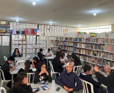 Equipe CGE conversa com alunos de escolas estaduais.