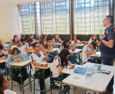 Equipe CGE conversa com alunos de escolas estaduais.