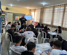 Equipe CGE conversa com alunos de escolas estaduais.