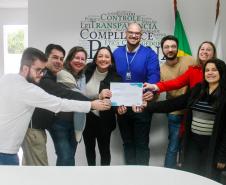 controladora-geral recebe diploma do premio