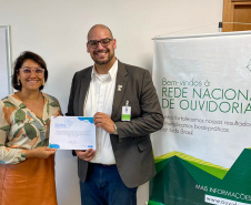 coordenador de ouvidoria recebe diploma do premio