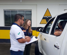 imagens do trabalho de ouvidoria ativa, realizado com policiais e população, no litoral