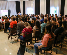 servidores da CGE assistem à palestra sobre assédio dada pelos coordenadores