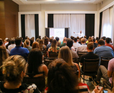 servidores da CGE assistem à palestra sobre assédio dada pelos coordenadores