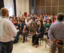 servidores da CGE assistem à palestra sobre assédio dada pelos coordenadores