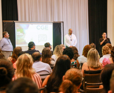 servidores da CGE assistem à palestra sobre assédio dada pelos coordenadores