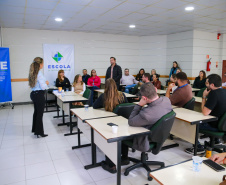 fotos do curso de integração em que aparecem os novos servidores e apresentações feitas por coordenadores e chefes de núcleos.