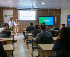 fotos do curso de integração em que aparecem os novos servidores e apresentações feitas por coordenadores e chefes de núcleos.