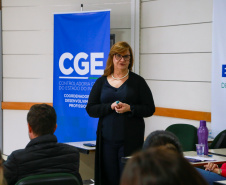 fotos do curso de integração em que aparecem os novos servidores e apresentações feitas por coordenadores e chefes de núcleos.