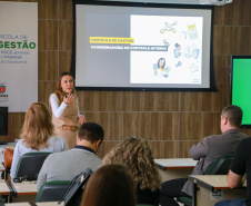 fotos do curso de integração em que aparecem os novos servidores e apresentações feitas por coordenadores e chefes de núcleos.