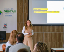 fotos do curso de integração em que aparecem os novos servidores e apresentações feitas por coordenadores e chefes de núcleos.