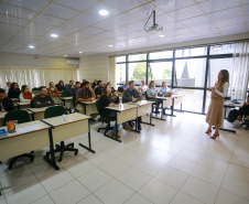 fotos do curso de integração em que aparecem os novos servidores e apresentações feitas por coordenadores e chefes de núcleos.