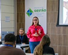 fotos do curso de integração em que aparecem os novos servidores e apresentações feitas por coordenadores e chefes de núcleos.
