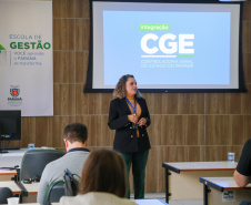fotos do curso de integração em que aparecem os novos servidores e apresentações feitas por coordenadores e chefes de núcleos.