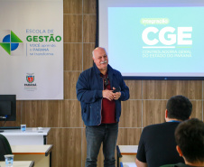 fotos do curso de integração em que aparecem os novos servidores e apresentações feitas por coordenadores e chefes de núcleos.