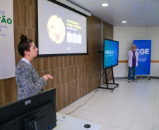 fotos do curso de integração em que aparecem os novos servidores e apresentações feitas por coordenadores e chefes de núcleos.