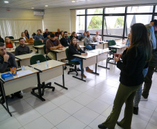 fotos do curso de integração em que aparecem os novos servidores e apresentações feitas por coordenadores e chefes de núcleos.