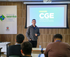 fotos do curso de integração em que aparecem os novos servidores e apresentações feitas por coordenadores e chefes de núcleos.