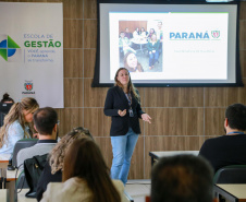 fotos do curso de integração em que aparecem os novos servidores e apresentações feitas por coordenadores e chefes de núcleos.
