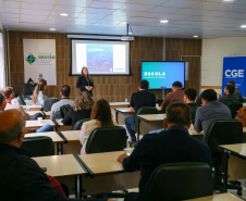 fotos do curso de integração em que aparecem os novos servidores e apresentações feitas por coordenadores e chefes de núcleos.