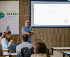 fotos do curso de integração em que aparecem os novos servidores e apresentações feitas por coordenadores e chefes de núcleos.