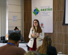 fotos do curso de integração em que aparecem os novos servidores e apresentações feitas por coordenadores e chefes de núcleos.