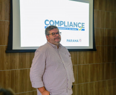 fotos do curso de integração em que aparecem os novos servidores e apresentações feitas por coordenadores e chefes de núcleos.