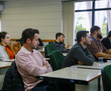 fotos do curso de integração em que aparecem os novos servidores e apresentações feitas por coordenadores e chefes de núcleos.
